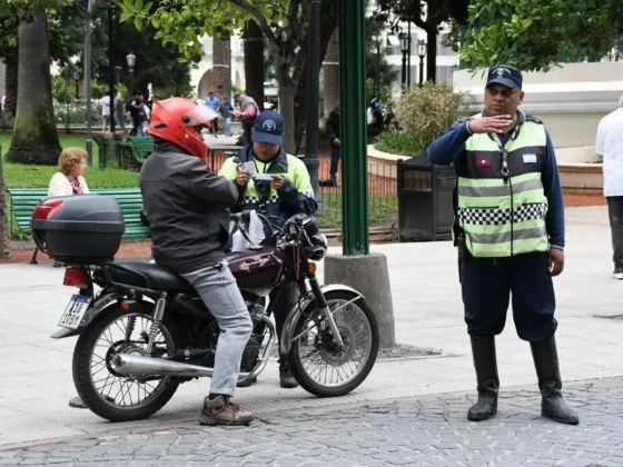"Sin Casco no hay Moto": Así fue el control de uso de casco en motociclistas en la plaza 9 de Julio