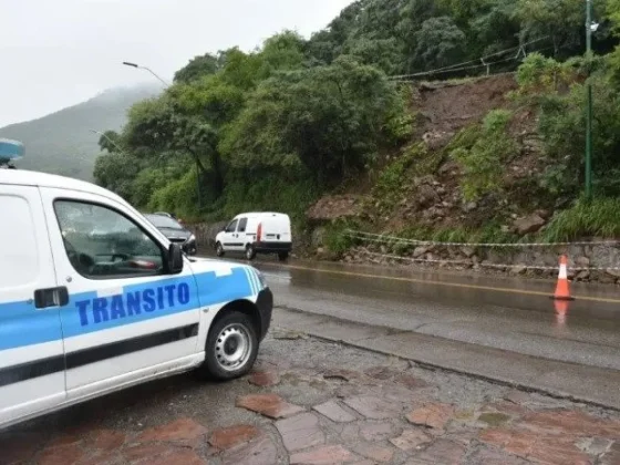 Av. Asunción: Dos salteñas fueron envestidas por un auto