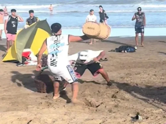 [VIDEO]: Brutal pelea entre vendedores de churros en plena playa y con niños alrededor