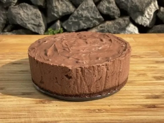 Cheesecake de chocolate sin harinas ni azúcar: más suave que manteca y delicioso para comer sin culpa