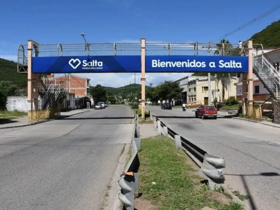 Ejecutan tareas de mantenimiento en la pasarela de ingreso a la ciudad