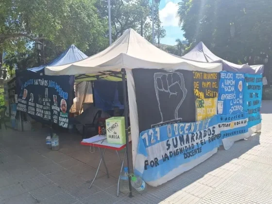Dejaron cesante a los docentes autoconvocados que acampan en la plaza 9 de Julio