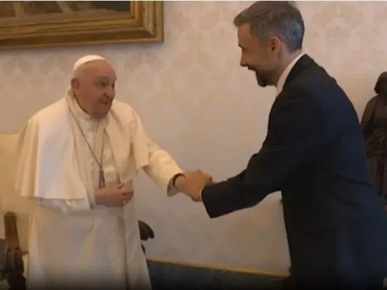 El papa Francisco sufrió una caída y le inmovilizaron un brazo