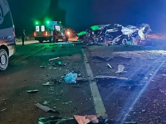 Jujuy: Mueren 6 personas en un trágico accidente frontal entre un camión y una combi