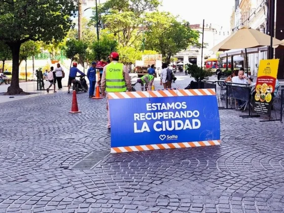 Se realizan arreglos de calzada en los alrededores de la plaza 9 de Julio