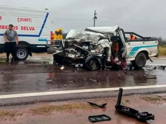 Un hombre y su hijo de diez años murieron al chocar de frente con un camión
