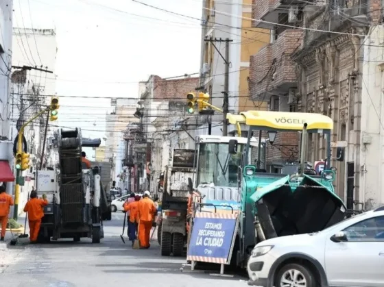 Avanzan los trabajos de repavimentación en la calle 20 de Febrero