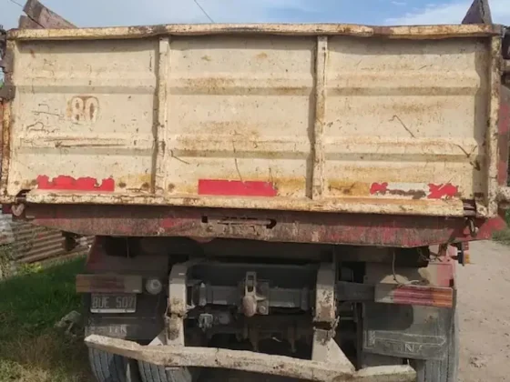 Un hombre de 86 años abrió la caja de su camión para descargar tierra: se golpeó con la tapa y murió