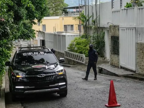 Asilados de la embajada argentina en Caracas denuncian que les prohibieron entrar medicamentos