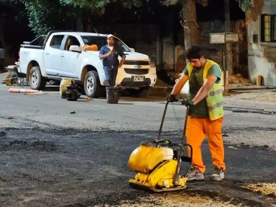 Anoche se ejecutaron obras de bacheo en frío en inmediaciones al Templete a San Cayetano
