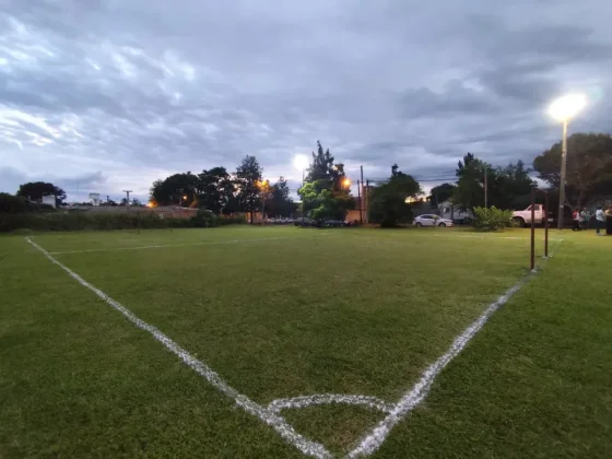Colocaron nuevas luminarias en la canchita de fútbol del barrio Los Profesionales
