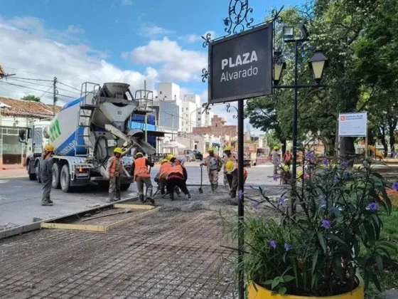 Avanza la reconstrucción de las caminerías de la plaza Alvarado