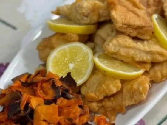 Pescado frito a la cerveza y chips de boniato