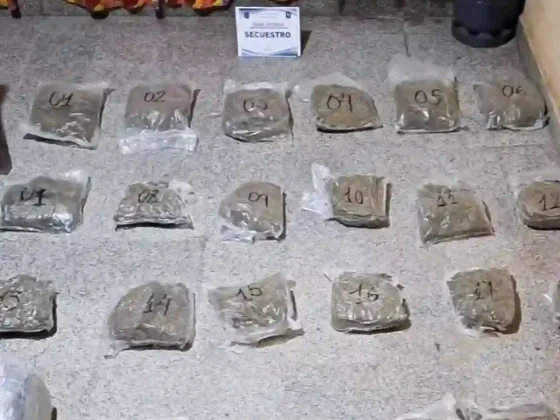 Vio a la policía y abandonó 32 kilos de marihuana