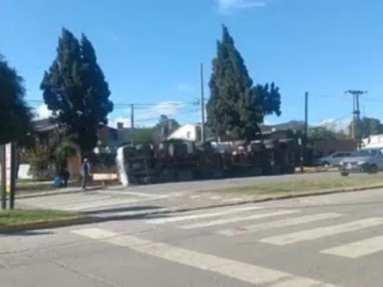 Parque Industrial: Volcó un camión que llevaba granos