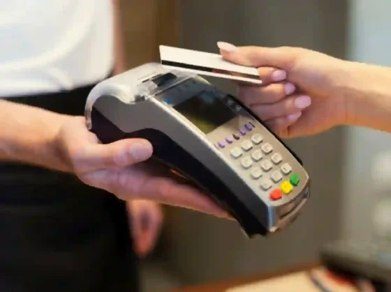 Menor inflación y tasas más bajas impulsan el uso de tarjetas de crédito en Argentina