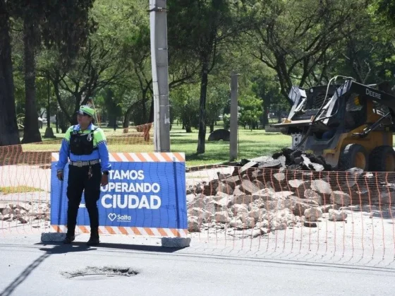 Se efectúa arreglo de calzada sobre la calle Mendoza