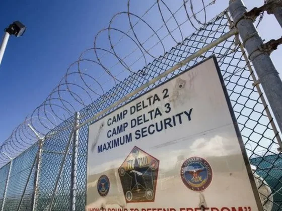 EE. UU. traslada migrantes a Guantánamo y proyecta alojar a 30.000 en la base militar