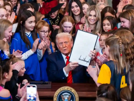 Donald Trump prohibió la participación de atletas transgénero en deportes femeninos