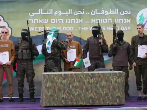 Terroristas de Hamas liberaron otros tres rehenes, mientras continúa la angustia por los argentinos secuestrados