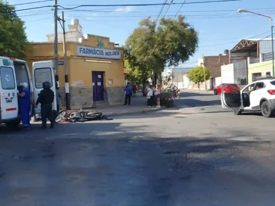 Fuerte choque entre una moto y un auto en el macrocentro