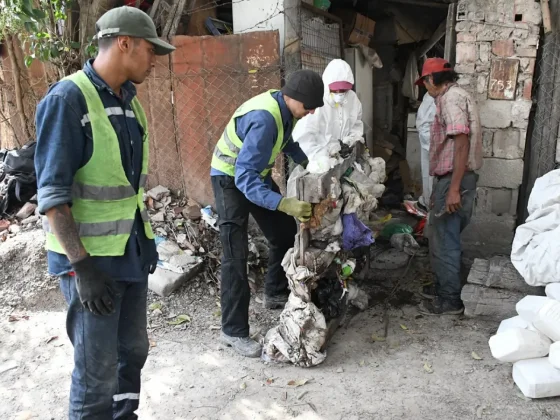 La Municipalidad de Salta inició la limpieza en la vivienda de un acumulador de residuos