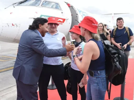 El gobernador recibió el primer vuelo Salta – Asunción, la tercera ruta internacional de la provincia