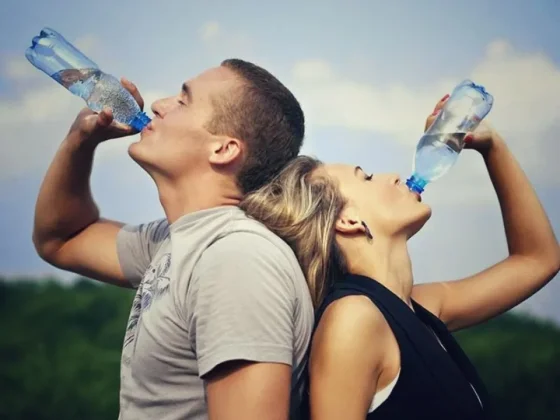 Beber suficiente agua todos los días ayuda al buen funcionamiento del organismo
