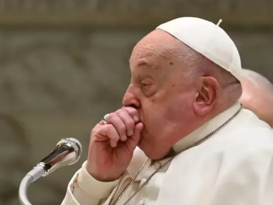 El papa Francisco canceló su agenda al menos hasta el lunes tras ser hospitalizado por una bronquitis