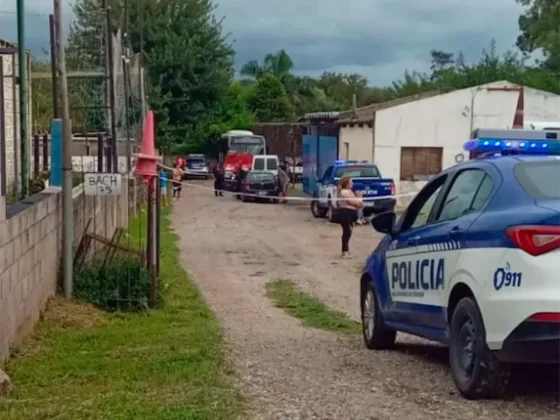 TRAGEDIA: un hombre estaba arreglando una camioneta, se le cayó encima y murió aplastado