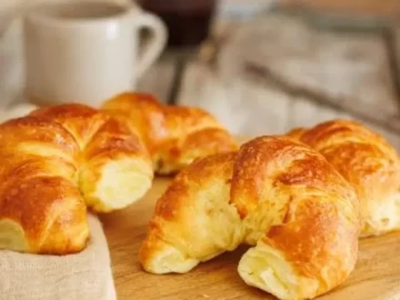 Receta de medialunas dulces: el truco para que queden doradas y esponjosas