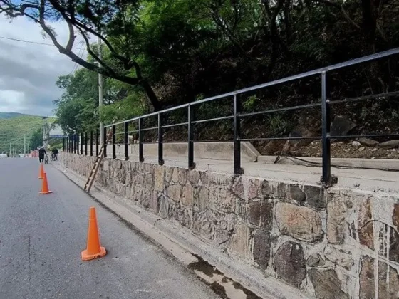 Instalaron barandas de contención peatonal en la nueva caminería en el acceso a Salta