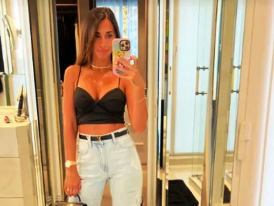 Antonela Roccuzzo publicó una selfie en el baño y un detalle en su celular se robó toda la atención