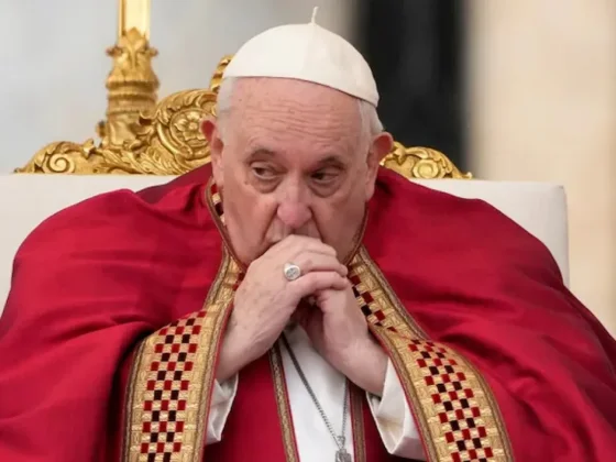 Nuevo parte médico del papa Francisco: los exámenes mostraron una leve mejoría