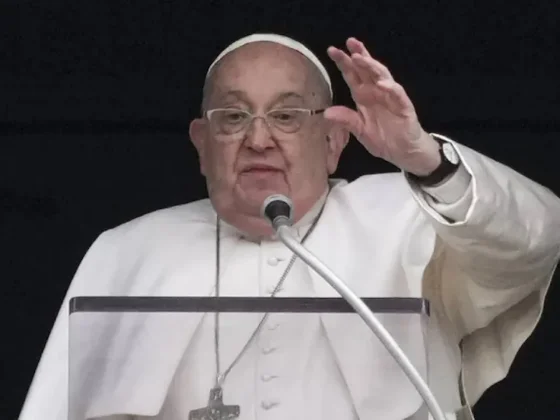 El papa Francisco presenta una ligera mejoría, según un nuevo parte médico