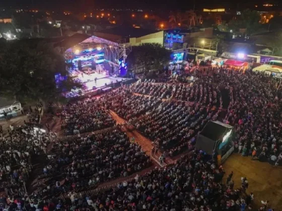 Folclore, público masivo y clima perfecto marcaron la primera noche de la Serenata a Cafayate