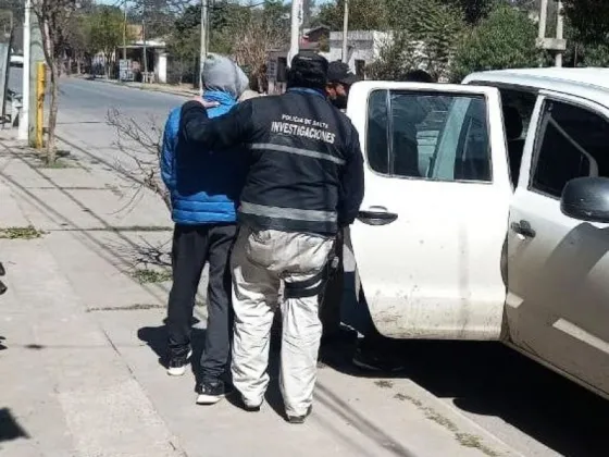 Dos salteños fueron detenidos por robar en una finca: chorearon ruedas de moto y una garrafa