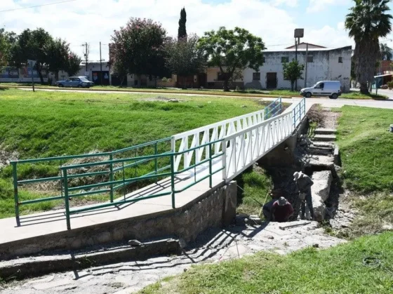 Se instaló un nuevo puente pasarela en Villa Luján