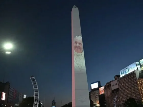 El Obelisco brilla en apoyo al Papa mientras enfrenta su internación por neumonía