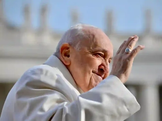El papa Francisco sigue en estado crítico, pero pasó una noche tranquila y está descansando