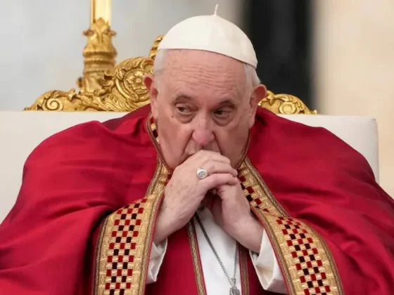 Nuevo parte médico del papa Francisco: el Vaticano informó que mostró una leve mejoría
