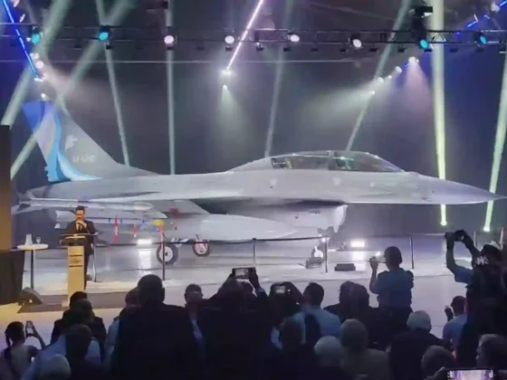 El Gobierno presentó al primer avión de caza F-16, marcando la vuelta de la capacidad supersónica en la Fuerza Aérea Argentina