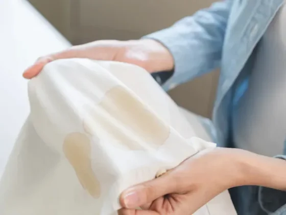 Ni bicarbonato ni lavandina: el truco para eliminar las manchas de café de la ropa