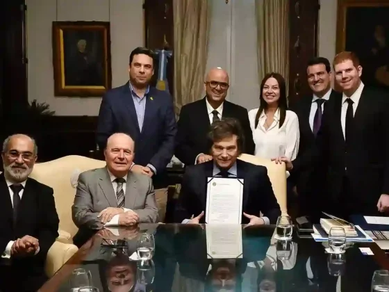 El presidente Javier Milei fue elegido como el 'Economista del Año' por la OEB