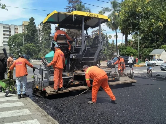 Continúan las obras de repavimentación en calle Mitre