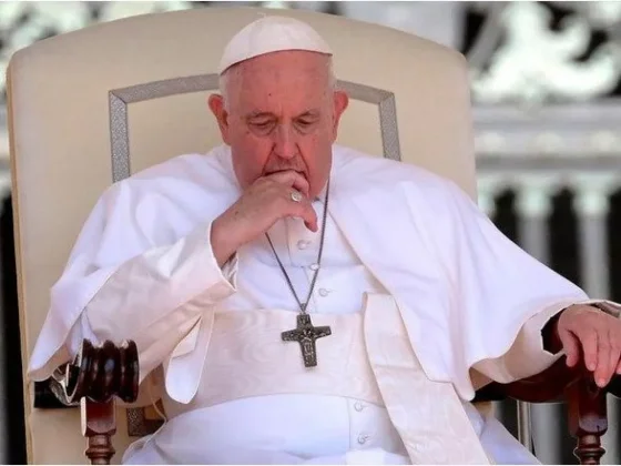 El Papa Francisco muestra una leve mejoría, según informó el Vaticano