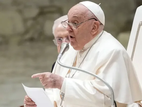 Nuevo parte médico del papa Francisco: ya no está en estado crítico, pero seguirá internado
