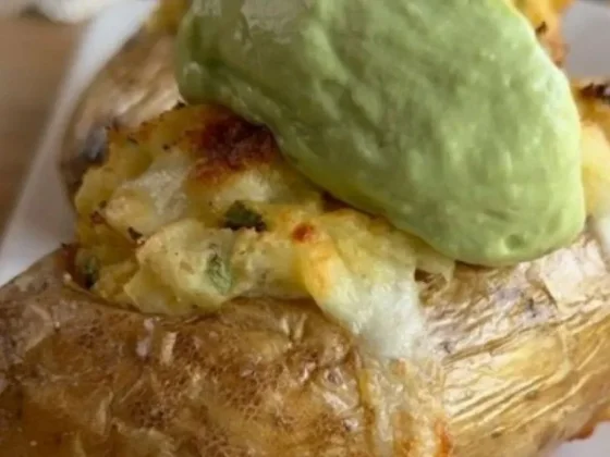 Papas rellenas con queso y crema de palta, deliciosas y saludables