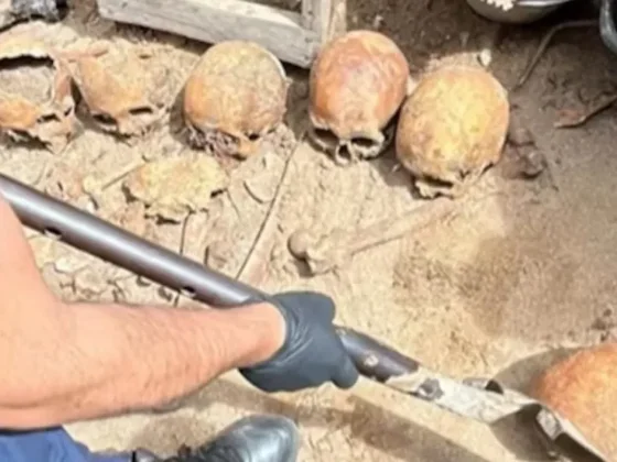 La macabra hipótesis detrás de los 12 cráneos que encontraron enterrados en el fondo de una casa