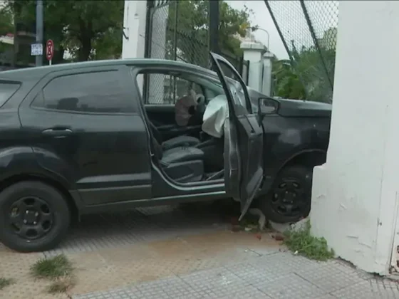Manejaba a toda velocidad, chocó contra un hospital y se fugó
